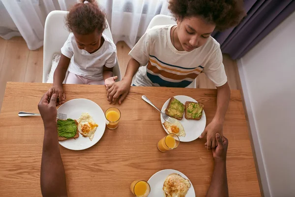 Kahvaltıdan önce dua eden siyahi aile manzarası — Stok fotoğraf