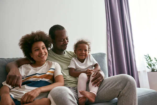 Νέοι μαύροι οικογένεια βλέποντας τηλεόραση ή ταινία στο σπίτι — Φωτογραφία Αρχείου