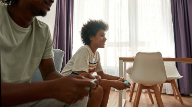 Kırpılmış siyah baba ve oğlu video oyunu oynuyorlar