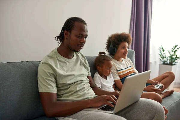 Fekete család használ gargetet kanapén otthon — Stock Fotó