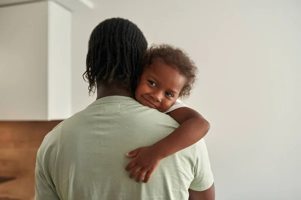Černý otec držet a obejmout malou dceru ve zbrani — Stock fotografie