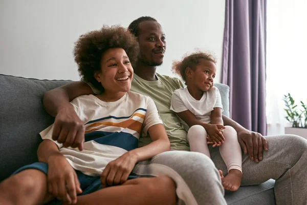 Αφρικανική οικογένεια παρακολουθήσετε τηλεόραση ή ταινία στον καναπέ στο σπίτι — Φωτογραφία Αρχείου