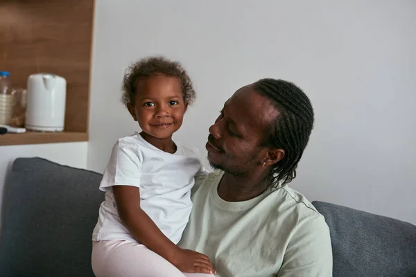 Usmívající se černý otec objímající svou potěšenou dceru — Stock fotografie