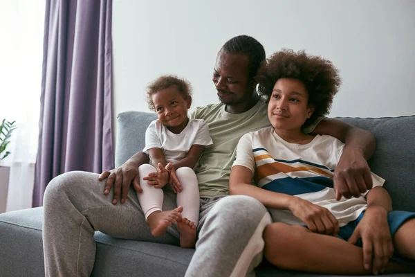 Μαύρη οικογένεια βλέποντας τηλεόραση ή ταινία στο σύγχρονο σπίτι — Φωτογραφία Αρχείου