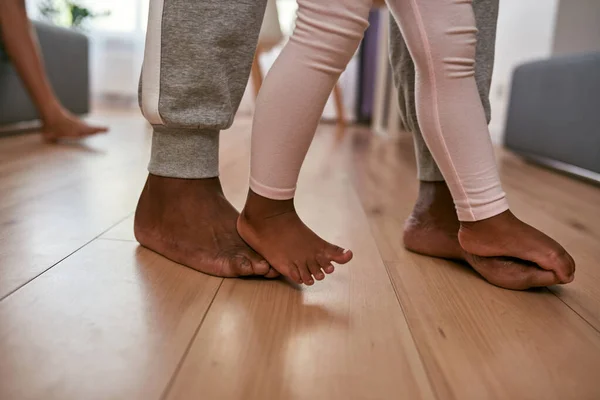 Barefoot vader en dochter gaan samen op de vloer — Stockfoto