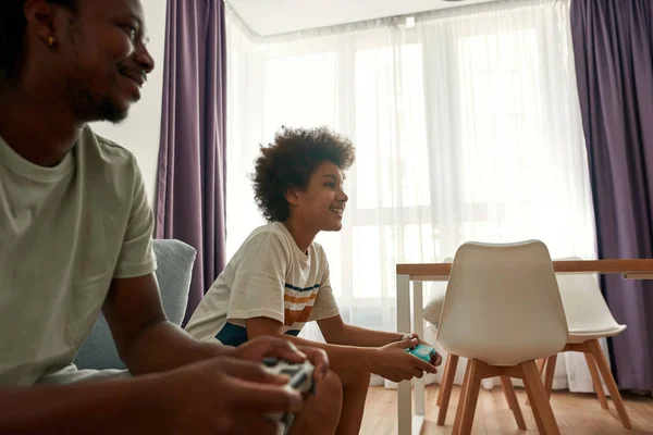 Sonriente negro padre e hijo jugando videojuego —  Fotos de Stock