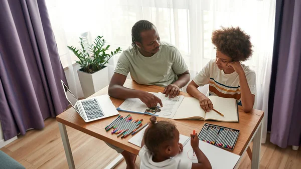Preto pai fazer lição de casa com menino e menina desenhar — Fotografia de Stock