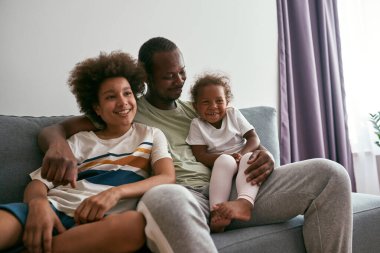 Baba TV izlerken ya da film izlerken kızına ve oğluna sarılıyor.