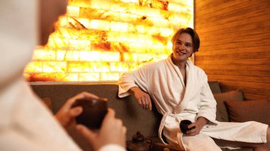 Genç çift çay içip kaplıcada dinleniyor.