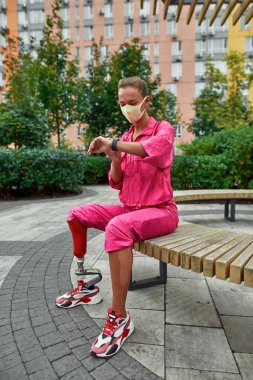 Yapay bacak tarama fitness takip cihazı olan kız