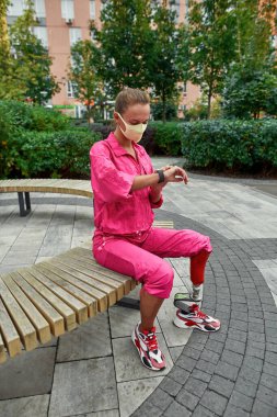 Yapay bacağı olan ve akıllı seğiren kız.