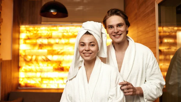 Pareja europea mirando a la cámara en el salón de spa — Foto de Stock