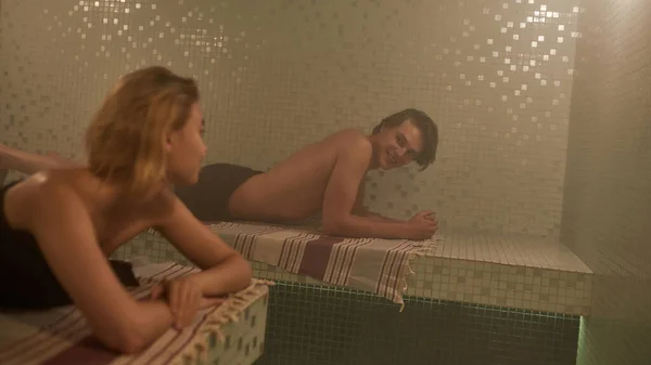 Cuplu caucazian minciună și relaxare în saună fierbinte — Fotografie, imagine de stoc
