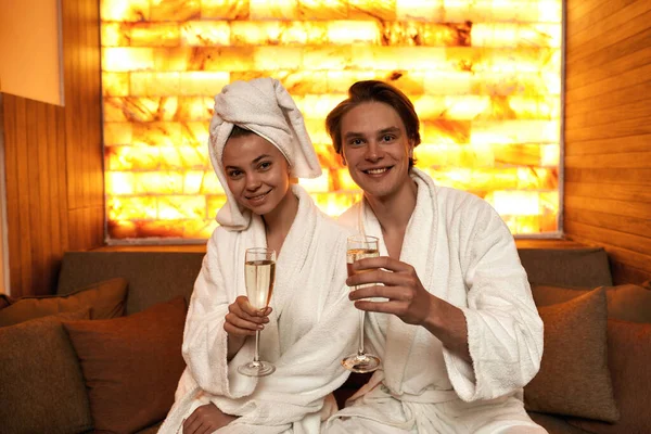 Belo casal caucasiano beber champanhe no spa — Fotografia de Stock