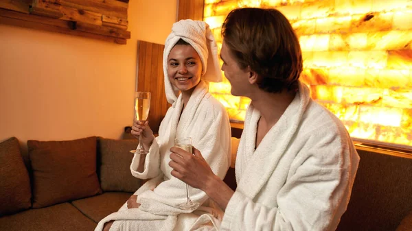 Caucasian couple drinking champagne in spa salon — ストック写真