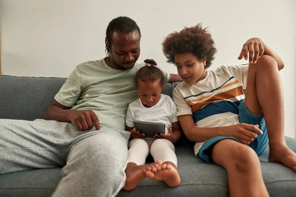 아이들 과 함께 디지탈 태블릿을 보고 있는 흑인 아버지 — 스톡 사진