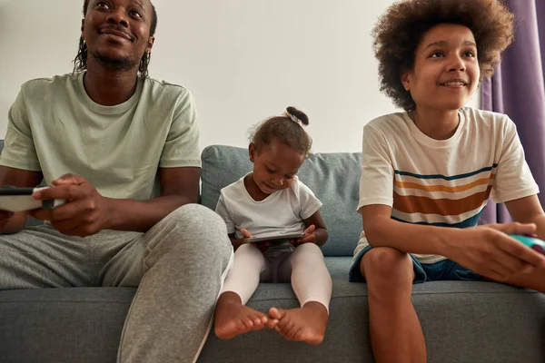 Familjen tillbringar tid med digitala enheter hemma — Stockfoto