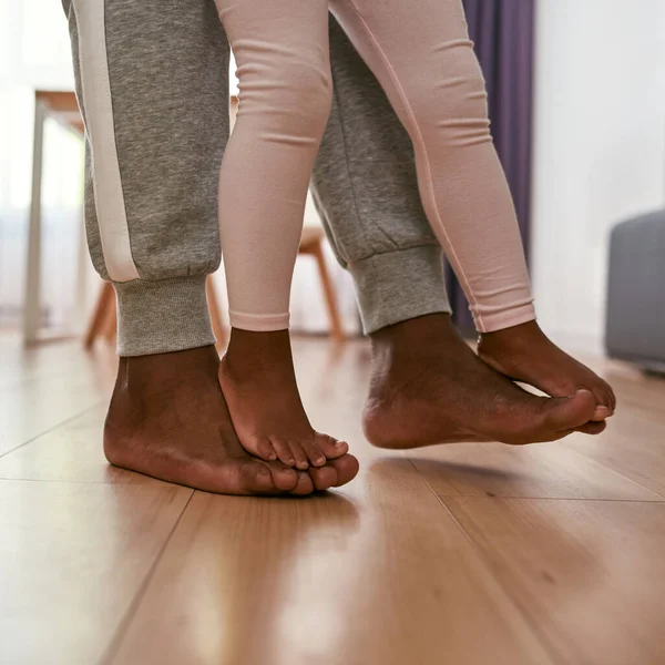 Tată şi fiică desculţă merg pe podea. — Fotografie, imagine de stoc