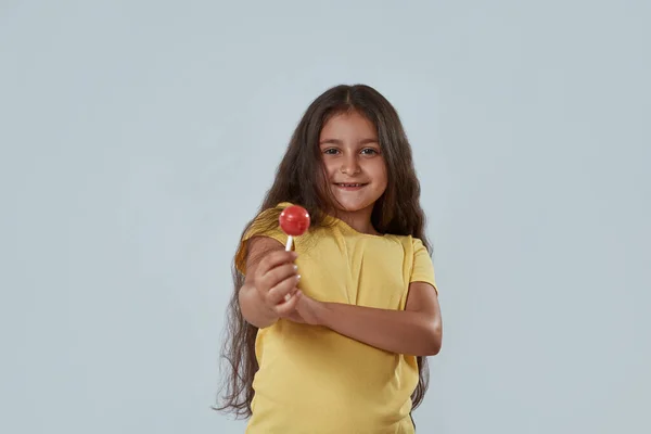 Imagen parcial de la niña sonriente show lollipop —  Fotos de Stock