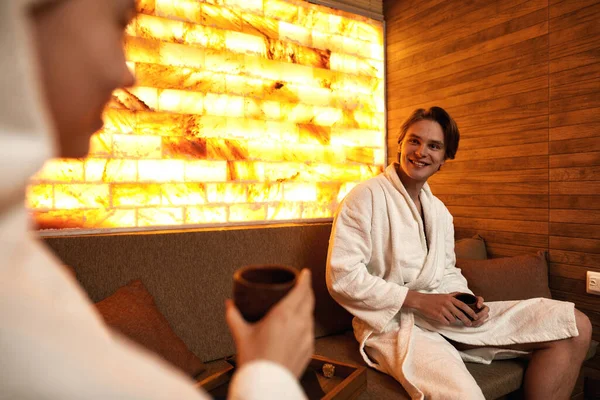 Kafkasyalı çift çay içip kaplıcada dinleniyor.