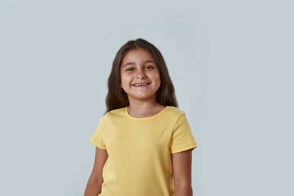 Részleges kép a mosolygós lányról, ahogy a kamerába néz — Stock Fotó