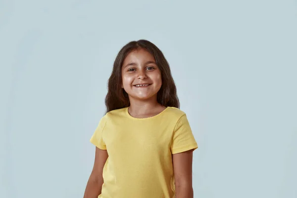 Imagen recortada de la chica sonriente mirando a la cámara —  Fotos de Stock