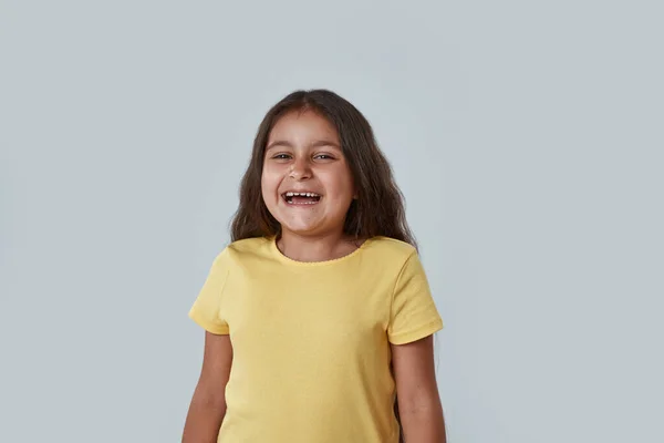 Recortado de niña riendo mirando a la cámara —  Fotos de Stock