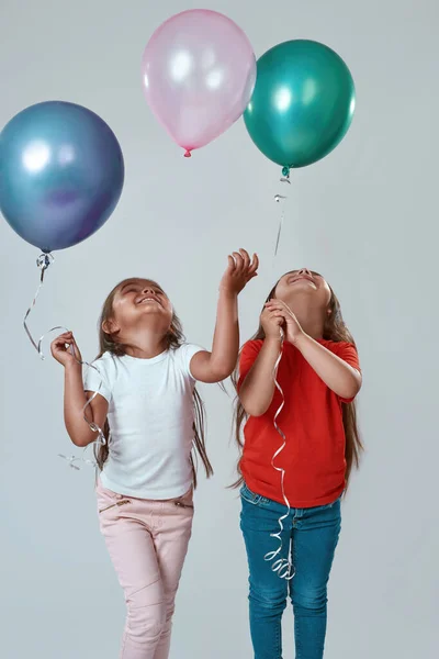 Felices novias sostienen globos y miran hacia arriba —  Fotos de Stock