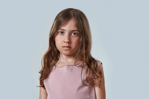 Porträtt av seriös liten flicka tittar på kameran — Stockfoto