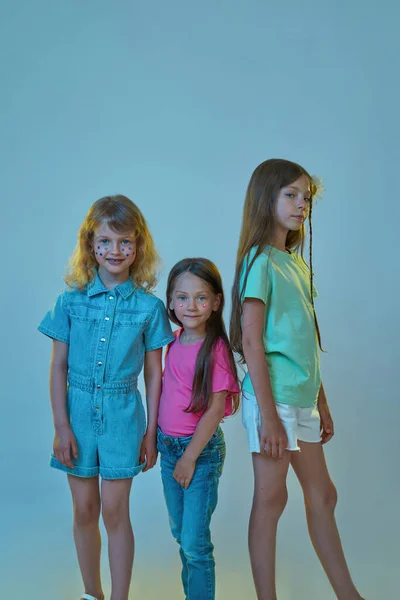 Három kis barátnő strasszos arccal. — Stock Fotó