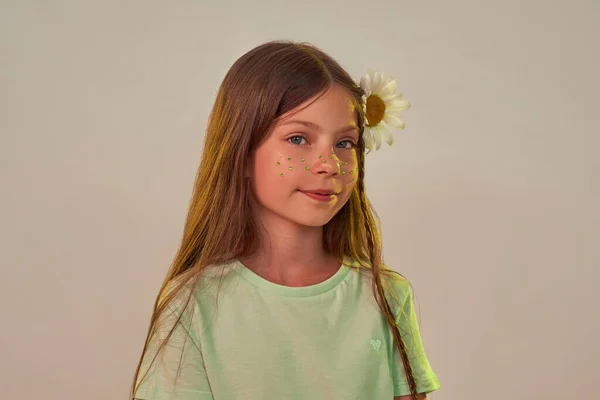 Oříznuté dívky s heřmánkový květ ve vlasech — Stock fotografie