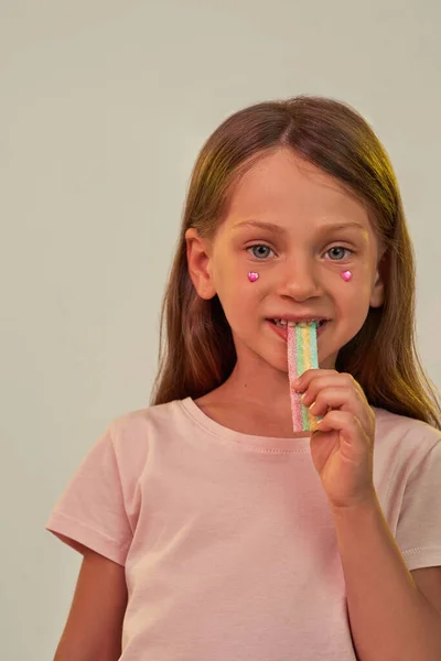 Часткове зображення маленької дівчинки їдять солодкий мармелад — стокове фото