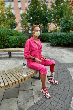 Engelli sporcu kız yedek kulübesinde otur ve kafanı çevir.