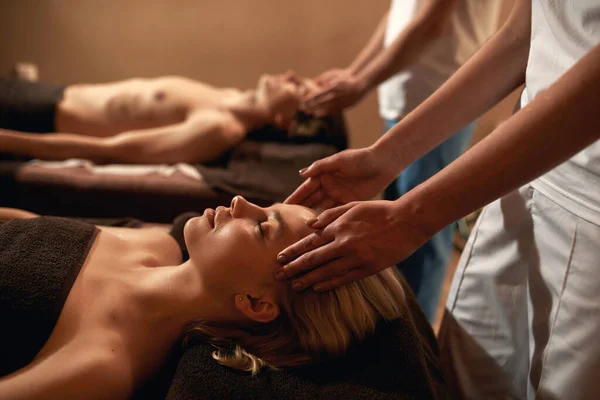 Masseurs fazer massagem na cabeça de homem e mulher no spa — Fotografia de Stock