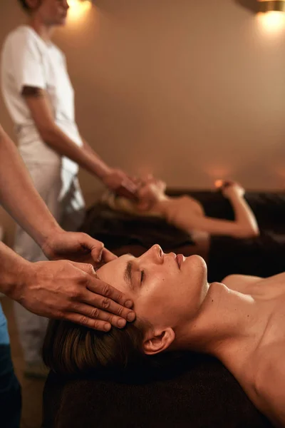 Parcial de massagistas que fazem a massagem dianteira do par — Fotografia de Stock