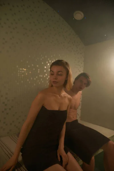 Kaukasisch paar zitten in hete Finse sauna — Stockfoto