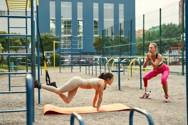 Donna disabili e la sua ragazza facendo esercizio fisico — Foto Stock