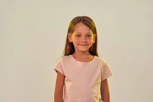 Přední pohled na usmívající se holčičku dívající se do kamery — Stock fotografie