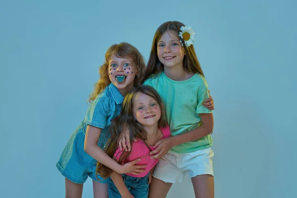 Kis barátnők strasszos arccal ölelés — Stock Fotó