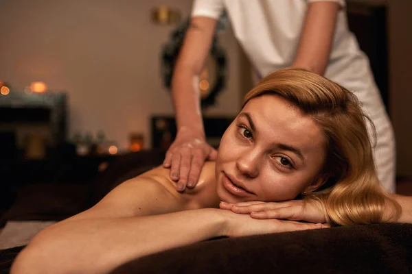 Masseur doen terug massage van vrouw in spa salon — Stockfoto