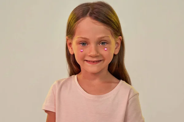 Porträtt av flicka med rosa hjärta strass — Stockfoto
