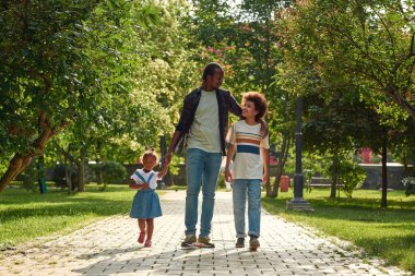 Siyah aile Yeşil Park 'ta kaldırıma çıkıyor.
