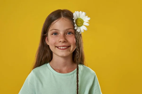 Porträtt av flicka med kamomillblomma i håret — Stockfoto