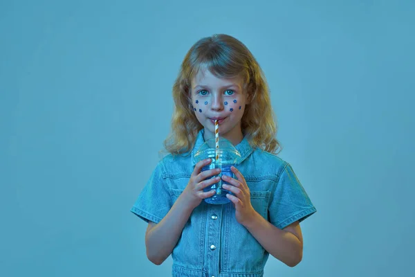Menina bebendo refrigerante de copo de plástico com tubule — Fotografia de Stock