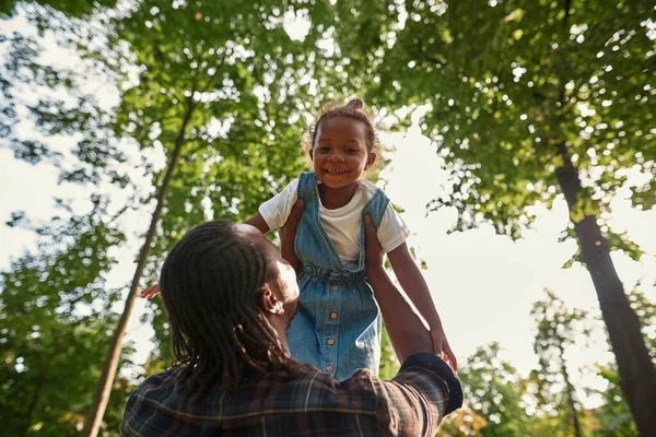 Baba kollarını kaldırıyor mutlu kız parkta