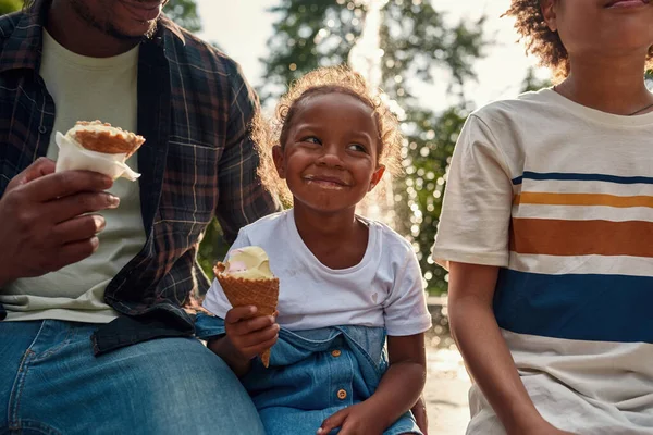 Kız dinlensin, babasıyla ve kardeşiyle dondurma yesin.