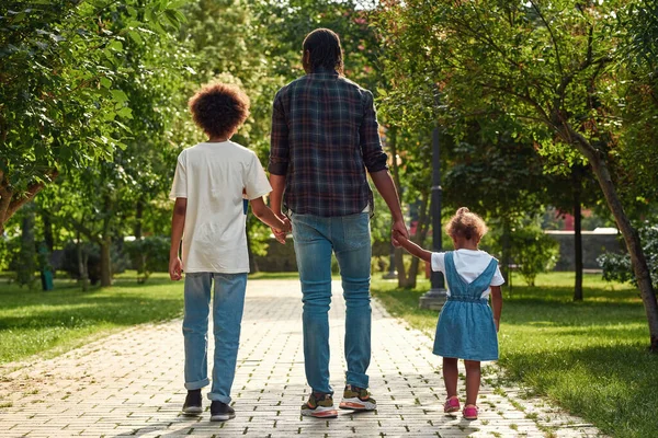 公园里走在路上的黑人家庭的背景图 — 图库照片