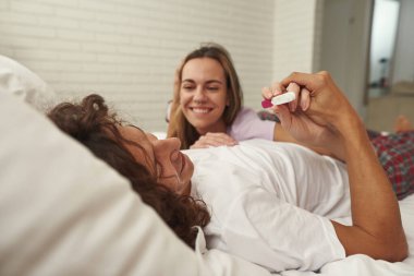 Kız eliyle yapılan hamilelik testinin sonucuna bak.