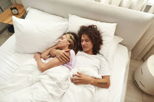 Κάτοψη του νεαρού ζευγαριού κοιμούνται στο κρεβάτι το πρωί — Φωτογραφία Αρχείου