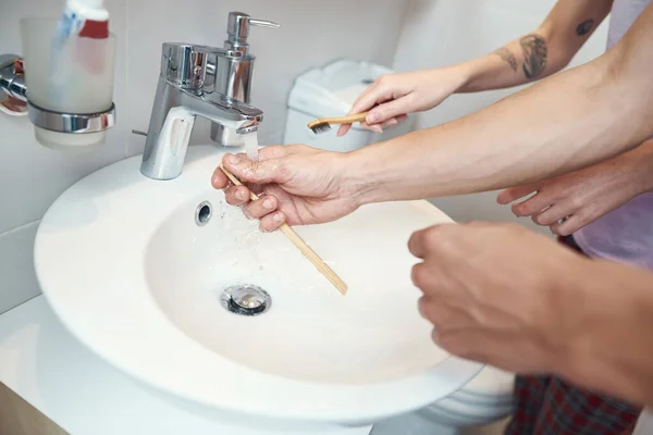 Çift diş fırçalarını lavaboda suyla yıkar. — Stok fotoğraf